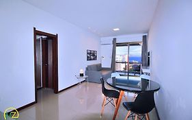 Incrível sala e quarto com varanda em Ipanema